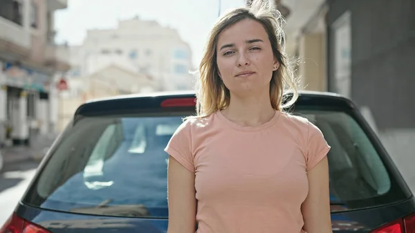 Young Blonde Woman Standing Car Relaxed Expression Street — Stock Photo, Image