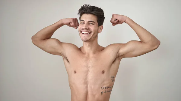 Νεαρός Ισπανός Άντρας Χαμογελάει Αυτοπεποίθηση Κάνοντας Δυνατή Χειρονομία Χέρια Πάνω — Φωτογραφία Αρχείου