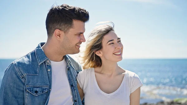 Hombre Mujer Pareja Sonriendo Confiados Pie Juntos Playa —  Fotos de Stock