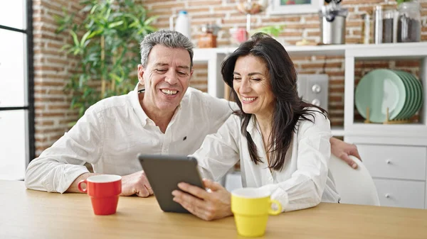 Seniorenpaar Lächelt Selbstbewusst Video Auf Touchpad Esszimmer — Stockfoto
