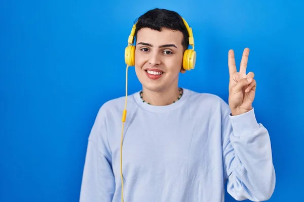 Persona Non Binaria Che Ascolta Musica Usando Cuffie Mostrando Indicando — Foto Stock