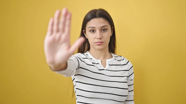 Νεαρή Όμορφη Ισπανόφωνη Γυναίκα Κάνει Στάση Χειρονομία Χέρι Πάνω Από — Φωτογραφία Αρχείου