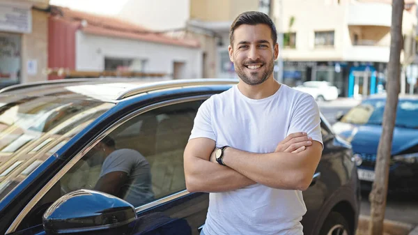 Jovem Hispânico Sorrindo Confiante Com Braços Cruzados Gesto Carro Rua — Fotografia de Stock