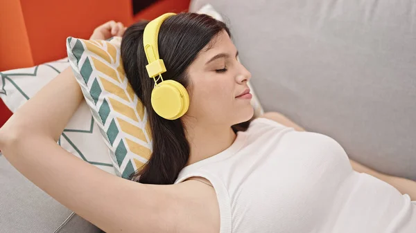 Joven Mujer Hispana Hermosa Escuchando Música Durmiendo Sofá Casa — Foto de Stock