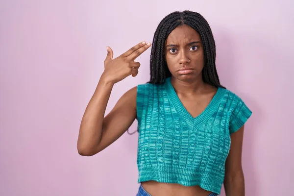 Jonge Afro Amerikaanse Met Vlechten Die Roze Achtergrond Staan Schieten — Stockfoto