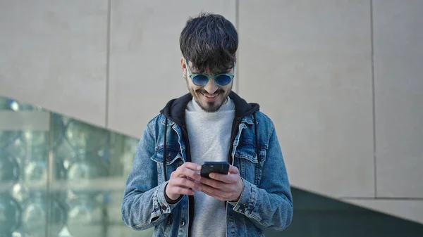 Joven Hombre Hispano Usando Smartphone Con Gafas Sol Calle — Foto de Stock