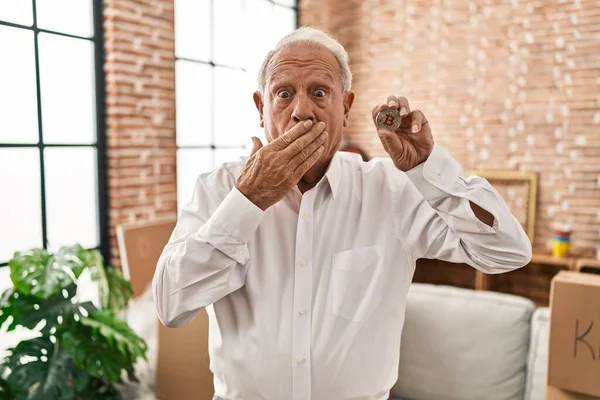 Gri Saçlı Yaşlı Adam Sanal Para Birimini Elinde Tutuyor Ağzı — Stok fotoğraf