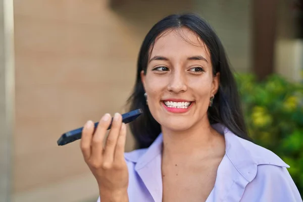 Jong Mooi Latino Vrouw Glimlachen Zelfverzekerd Praten Smartphone Straat — Stockfoto