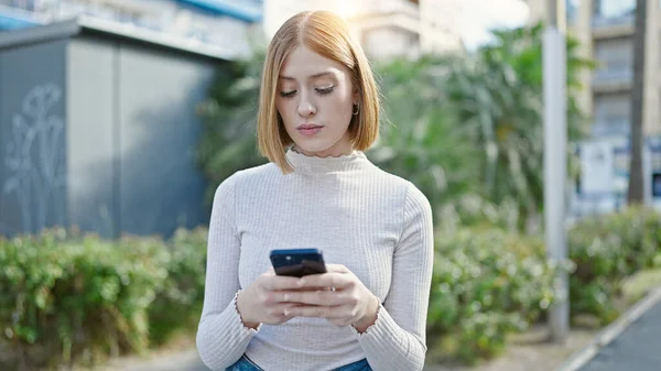 Mujer Rubia Joven Usando Smartphone Con Expresión Seria Parque — Foto de Stock