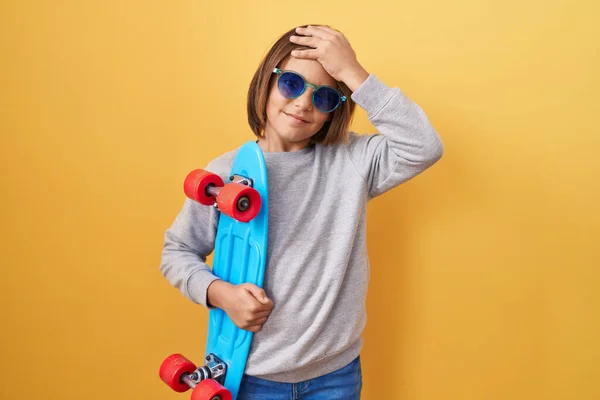 Malý Hispánský Chlapec Nosí Sluneční Brýle Drží Brusle Stresu Frustrovaný — Stock fotografie
