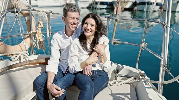 Seniorpaar Umarmt Sich Auf Boot Bei Boot — Stockfoto