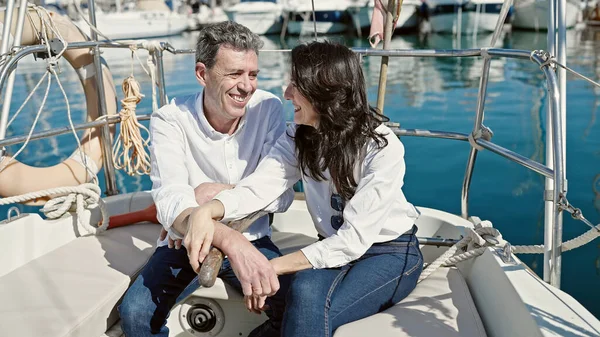 Seniorenpaar Sitzt Zusammen Auf Boot Und Spricht Auf Boot — Stockfoto