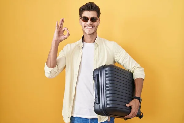 Yaz Tatiline Giderken Bavulu Tutan Genç Spanyol Adam Gülümsüyor Parmaklarıyla — Stok fotoğraf