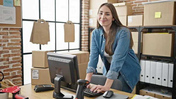 若い美しいパニック女性は オフィスに立ってコンピュータを使用してビジネスワーカーをEコマース — ストック写真