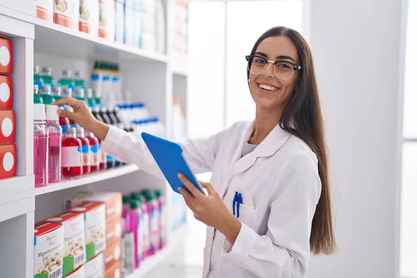 Молодая Красивая Латиноамериканка Фармацевт Использует Тачпад Работающий Аптеке — стоковое фото