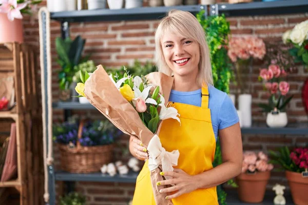 Junge Blonde Blumenhändlerin Mit Blumenstrauß Beim Floristen — Stockfoto