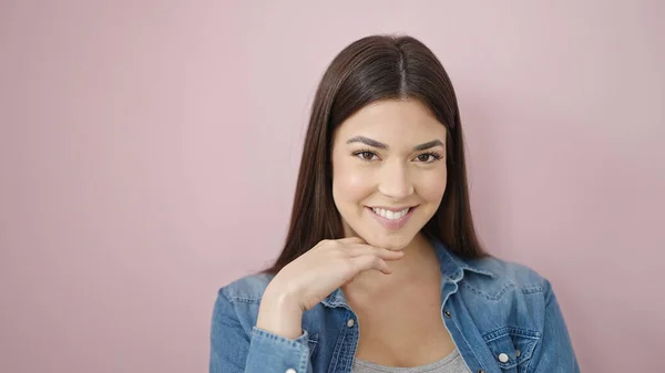 Junge Schöne Hispanische Frau Lächelt Selbstbewusst Vor Isoliertem Rosa Hintergrund — Stockfoto