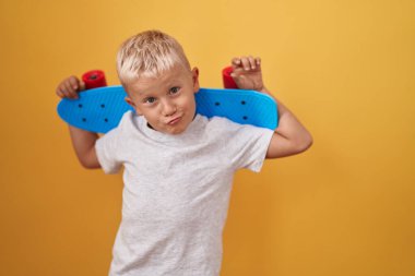 Küçük beyaz çocuk kameraya bakıp sevimli ve seksi bir şekilde öpüşüyor. aşk ifadesi. 