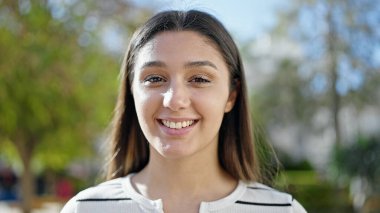 Parkta kendine güvenen güzel, İspanyol bir kadın.