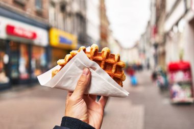  Sokakta waffle tutan adamın eli