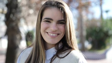 Sokakta kendine güvenen güzel İspanyol kadın.