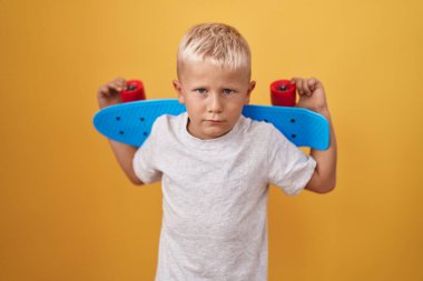 Kafkasyalı küçük çocuk kaykaycı, şüpheci ve gergin, sorun yüzünden somurtuyor. negatif kişi. 