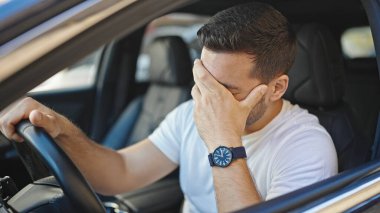 Genç İspanyol adam sokakta araba sürerken strese girdi.