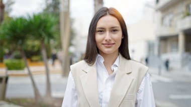 Sokakta kendine güvenen güzel İspanyol bir kadın.