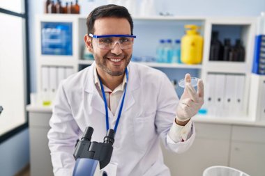 Genç İspanyol bilim adamı laboratuarda örnek arıyor.