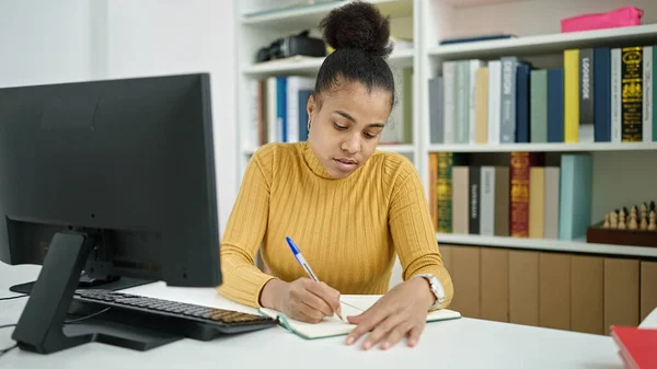 Νεαρή Αφρο Αμερικανίδα Φοιτήτρια Που Χρησιμοποιεί Υπολογιστή Κρατώντας Σημειώσεις Στη — Φωτογραφία Αρχείου