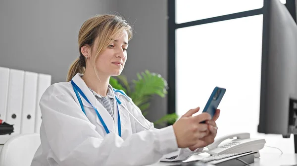Νεαρή Ξανθιά Γυναίκα Γιατρός Χρησιμοποιώντας Smartphone Εργασίας Στην Κλινική — Φωτογραφία Αρχείου