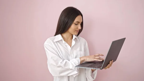 Молодая Красивая Латиноамериканка Улыбается Уверенно Используя Ноутбук Изолированном Розовом Фоне — стоковое фото