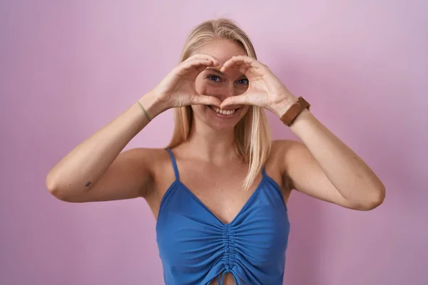 Jonge Blanke Vrouw Staan Roze Achtergrond Doen Hartvorm Met Hand — Stockfoto