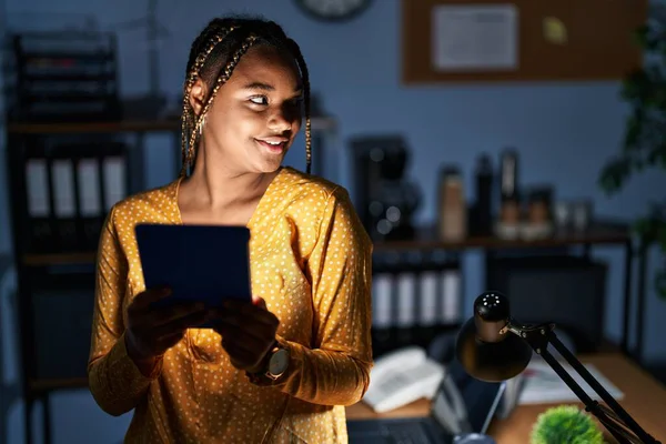 Αφροαμερικανή Γυναίκα Κοτσίδες Που Δουλεύει Στο Γραφείο Νύχτα Τάμπλετ Κοιτάζει — Φωτογραφία Αρχείου