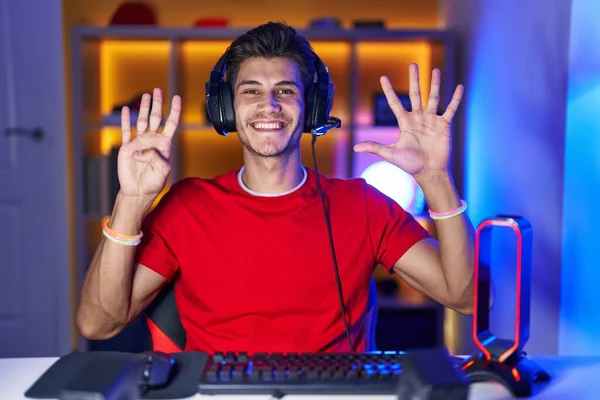 Fiatal Spanyol Férfi Videojátékokkal Játszik Mutatva Mutogatva Kilences Számú Ujjaival — Stock Fotó