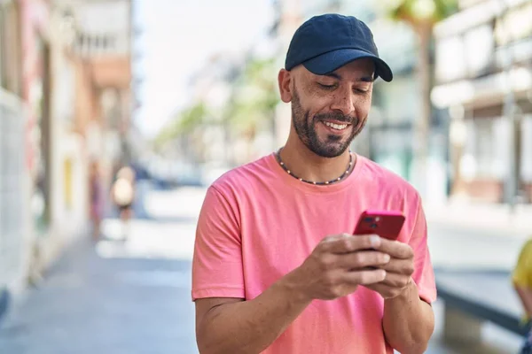 Sokakta Akıllı Telefon Kullanarak Kendine Güvenen Genç Kel Adam — Stok fotoğraf