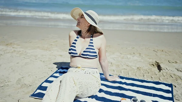 Orta Yaşlı Spanyol Kadın Güneşlenen Turist Plajda Havlunun Üzerinde Oturuyor — Stok fotoğraf