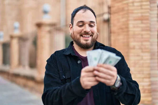Νεαρός Ισπανός Χαμογελάει Αυτοπεποίθηση Μετρώντας Δολάρια Στο Δρόμο — Φωτογραφία Αρχείου