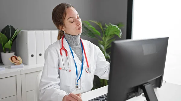 Mujer Joven Caucásica Médico Utilizando Computadora Que Trabaja Clínica — Foto de Stock