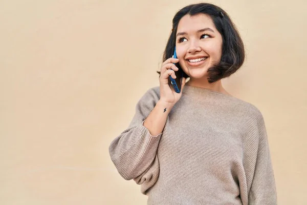 Mladá Žena Usmívá Sebevědomě Mluvit Smartphone Přes Žluté Pozadí — Stock fotografie