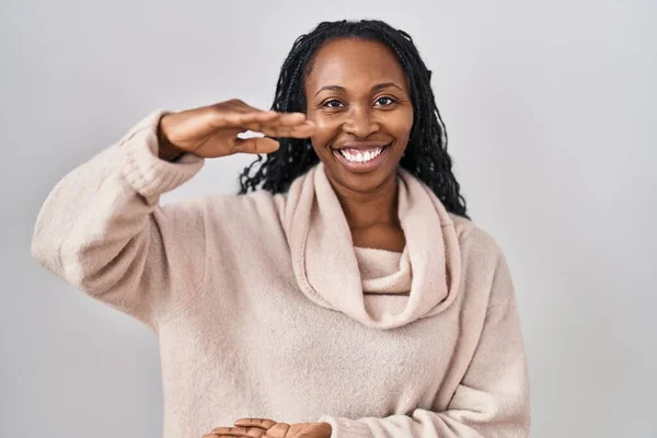 Afrikaanse Vrouw Staan Witte Achtergrond Gebaren Met Handen Tonen Grote — Stockfoto