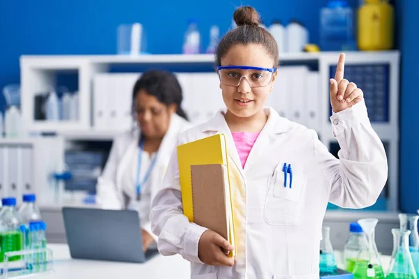 Laboratuvarda Çalışan Anne Genç Kız Bir Fikre Soru Işaretine Şaşırdılar — Stok fotoğraf