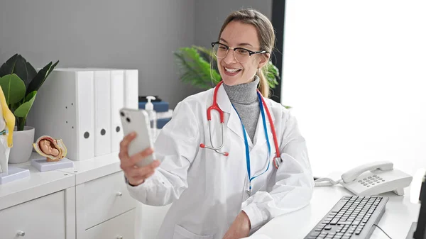 Young Caucasian Woman Doctor Using Smartphone Having Video Call Clinic — Stock Photo, Image