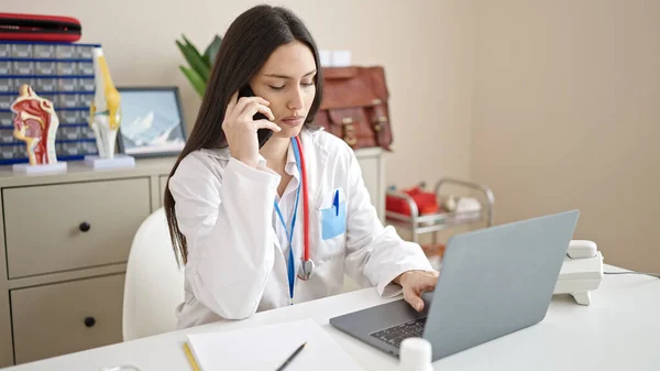 Genç Güzel Spanyol Bir Doktor Laptop Kullanıyor Klinikte Telefonla Konuşuyor — Stok fotoğraf