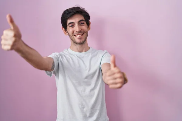 분홍색 손으로 긍정적 행동을 승인하는 잠복기 남자가 웃으며 성공에 행복해 — 스톡 사진