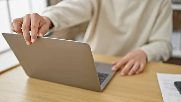 Młody Biały Człowiek Otwarcie Laptop Siedzi Stole Jadalnia — Zdjęcie stockowe