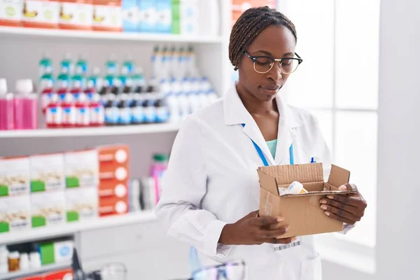 Afrikaans Amerikaanse Vrouw Apotheker Holding Pakket Met Pillen Fles Bij — Stockfoto