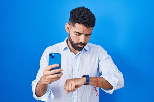 Латиноамериканець Бородою Допомогою Смартфону Набирає Повідомлення Перевіряючи Час Зап Ясті — стокове фото
