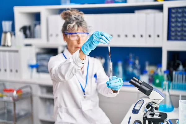 Middle Age Woman Scientist Measuring Liquid Laboratory — Stock Photo, Image