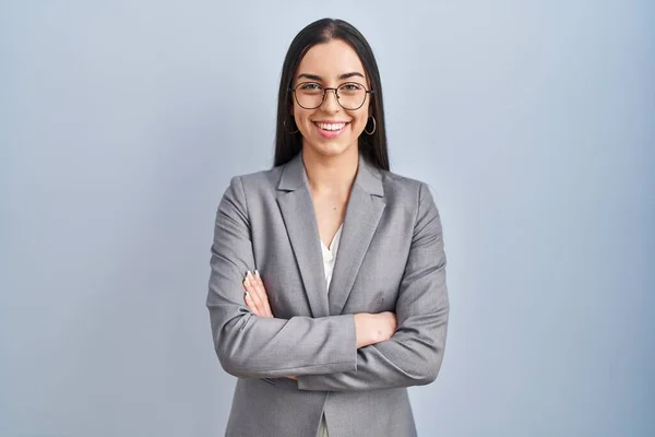 Die Hispanische Geschäftsfrau Mit Der Brille Lächelt Glücklich Mit Verschränkten — Stockfoto